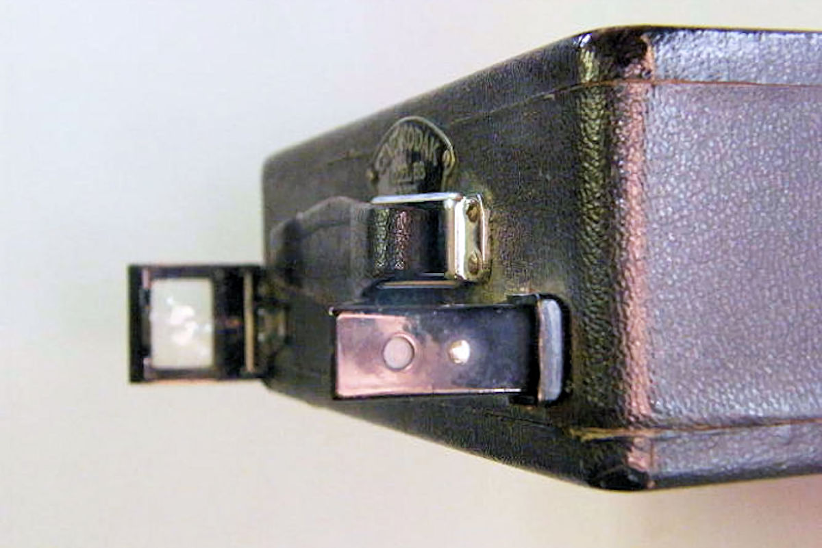 Camera Cine-Kodak Modl BB Junior    fiseurDESSUS